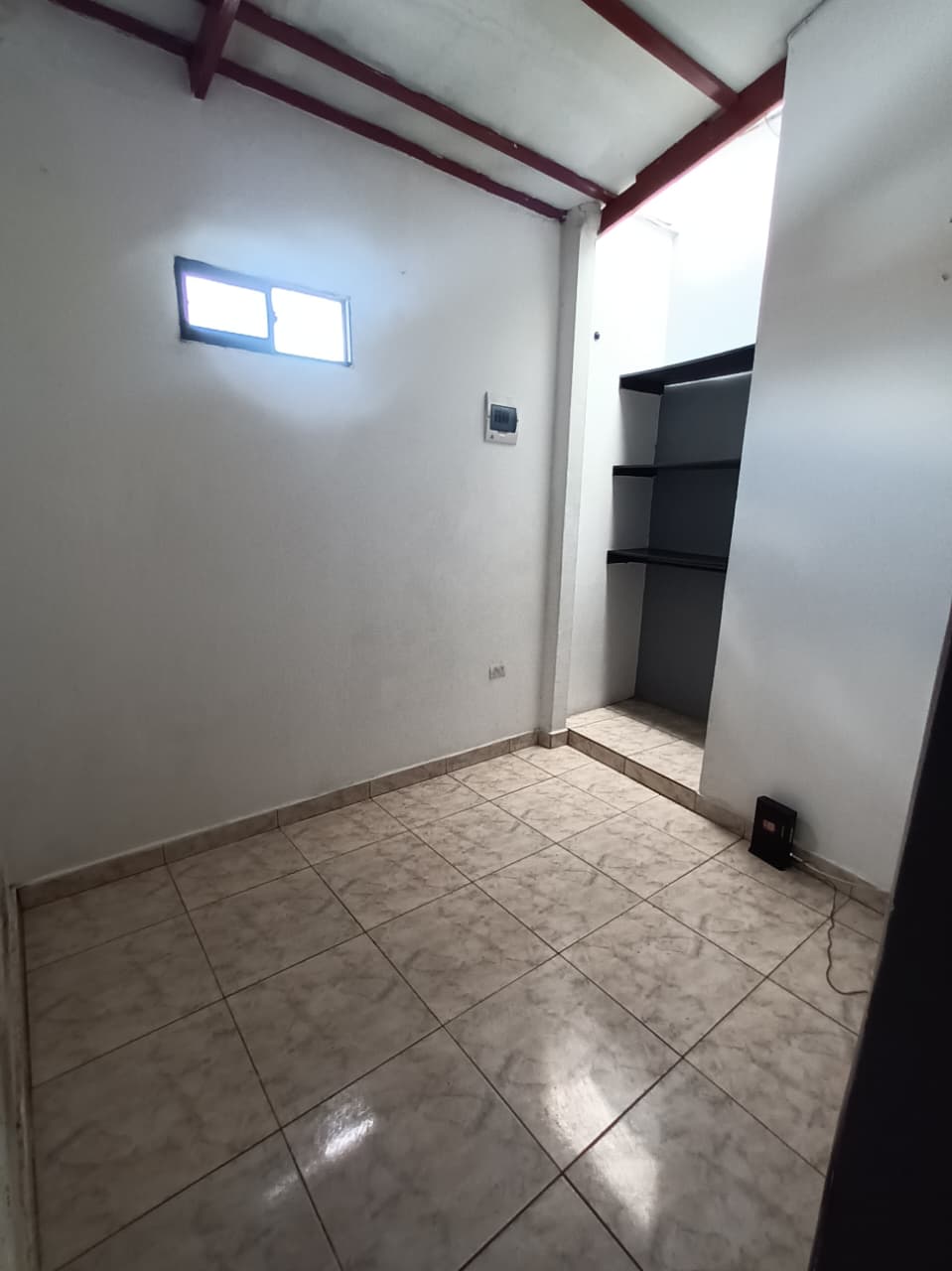 🔥 SE ARRIENDA APARTAESTUDIO EEP-1016 – CAMPO VALDÉS SECTOR SAN PEDRO 🔥 🏬 Excelente ubicación | Servicios incluidos